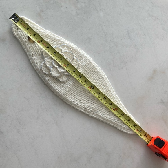 White knit headband / ear warmer, adjustable button closure, flower (hand made) - Picture 7 of 8